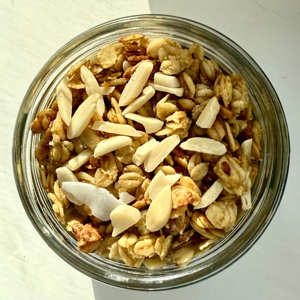 házilag készült granola magvakkal, mandulával 