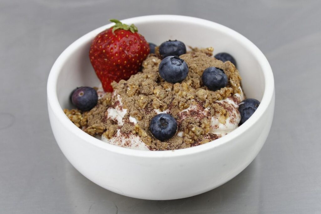 granola gyümölcsökkel tálban