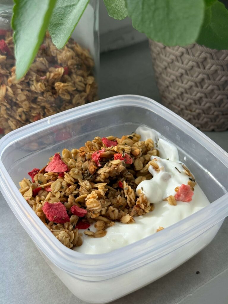 gyümölcsös granola eperrel és bazsalikommal házilag