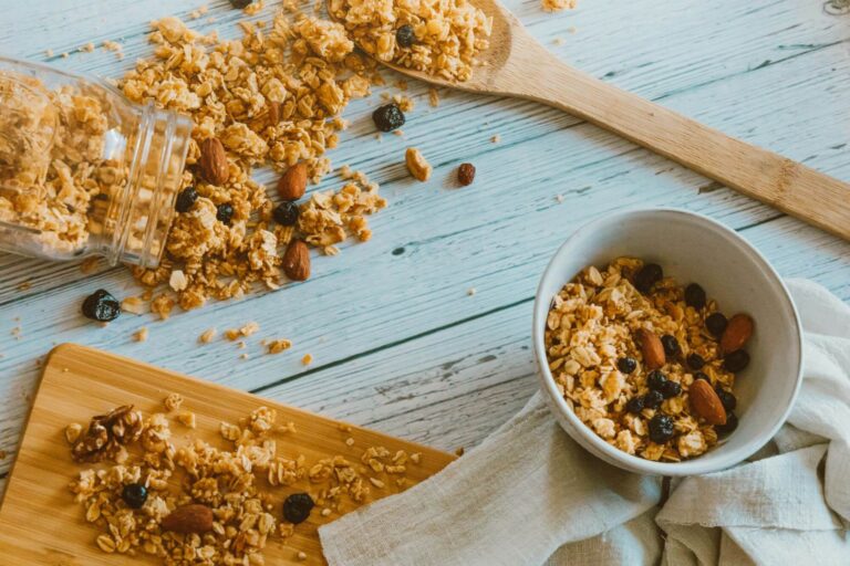granola édesítése mézzel, gyümölcspürével vagy édesítővel