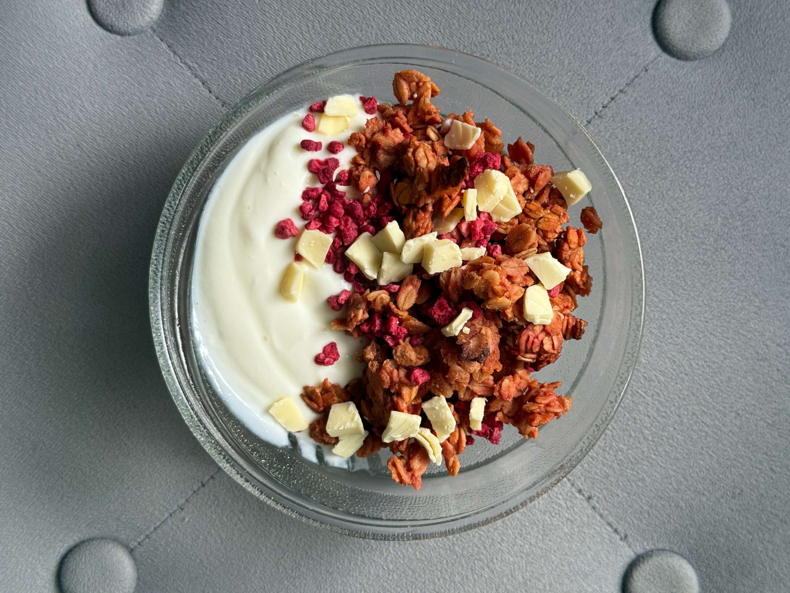 rózsaszín csajos granola céklával, málnával és fehér csokival