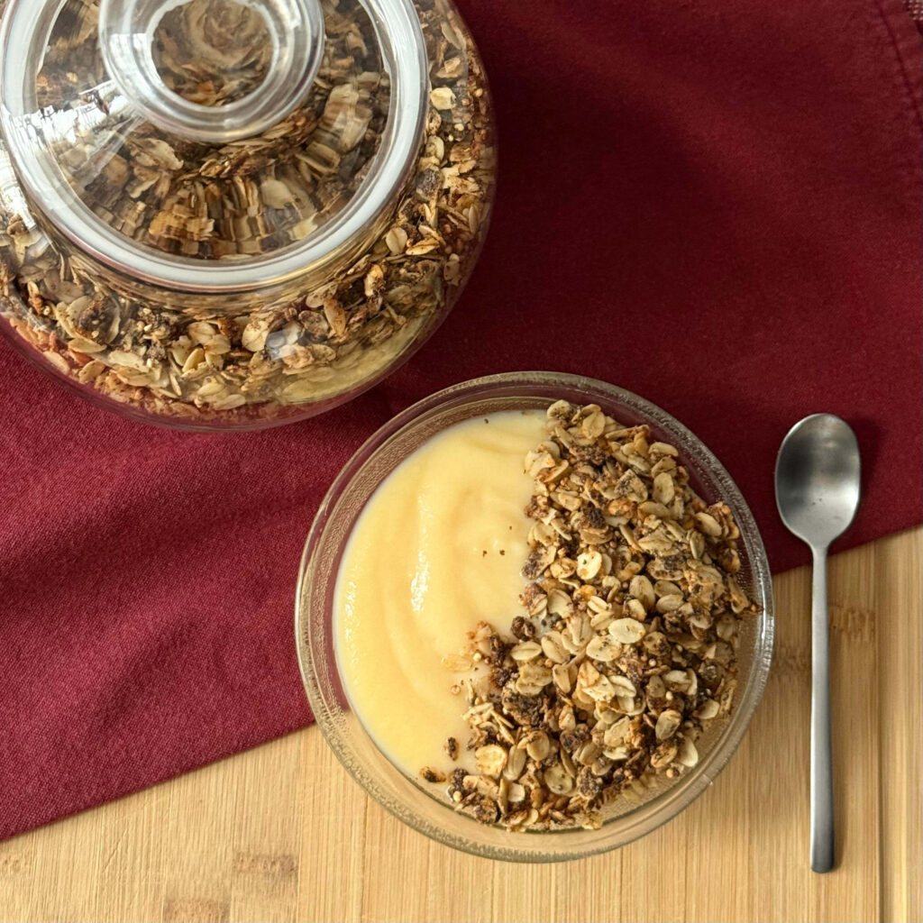 mákos granola recept - újragondolt mákos guba reggelire vaníliapudinggal